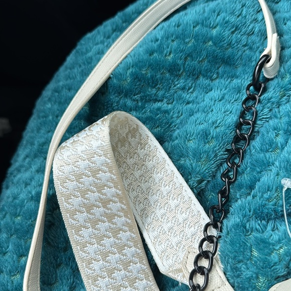 Betsey Johnson Cream vanity bag with studded hearts 💕 and Detachable coin purse - Picture 3 of 4